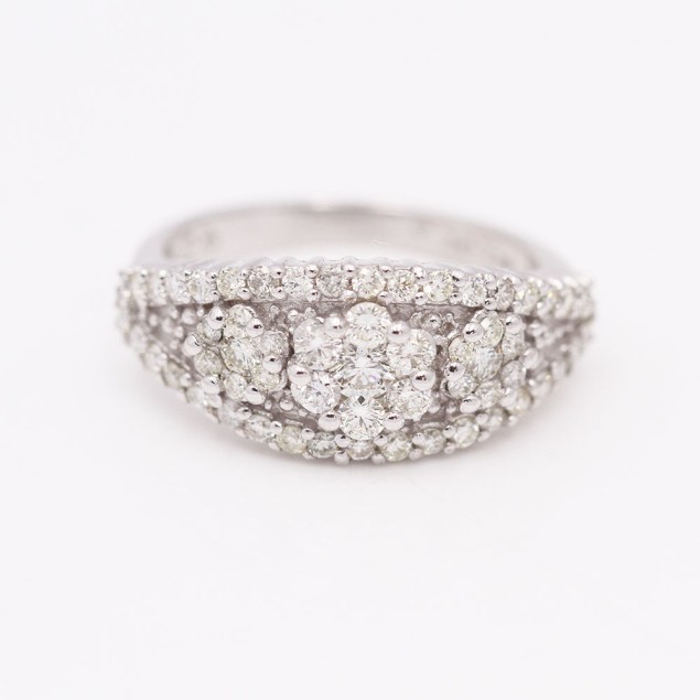 Bague fleurs en or avec diamants...