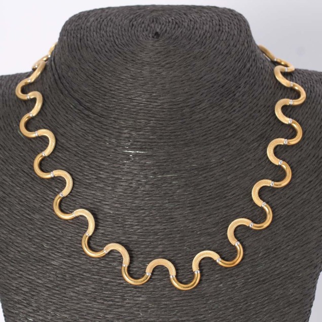 Collier zig zag en or lisse et...