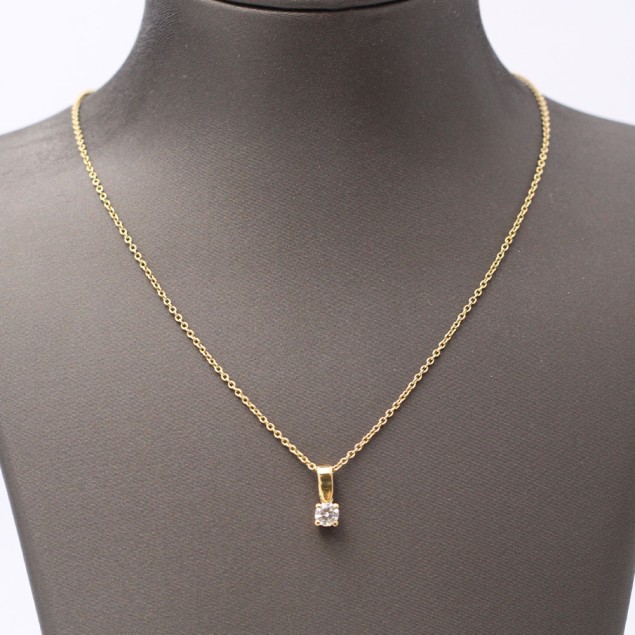 Collier solitaire en or 18 carats...