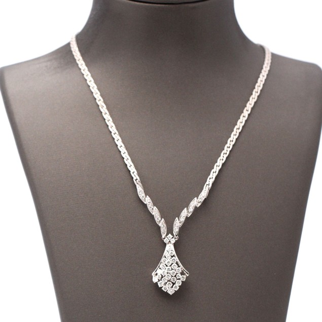 Collier d'occasion en or blanc 18k...