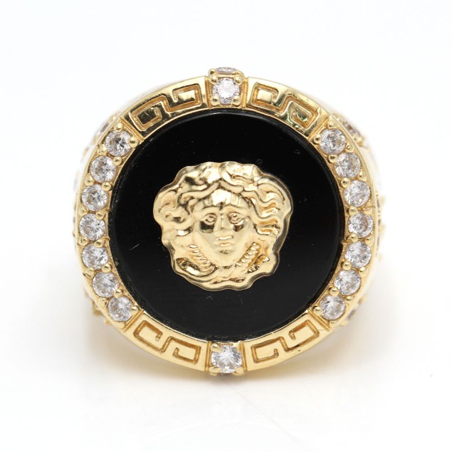 Chevalière style Versace en or 18k...